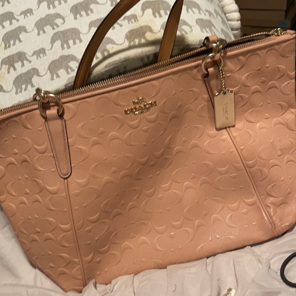 Amazing set, one of my favorites.. color is nude